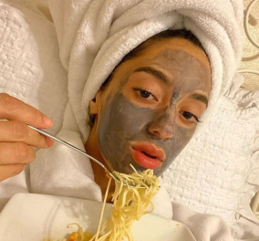 Η νέα τρέλα στο Instagram: Κοπέλες βάζουν μάσκα ομορφιάς & ταυτόχρονα καταβροχθίζουν μακαρονάδες 