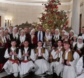 Πρωτοχρονιάτικα κάλαντα στους πολιτικούς αρχηγούς: Οι ευχές του Μητσοτάκη, ο χορός του Τσίπρα & τα χαμόγελα για το νέο έτος   