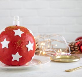 Ο Άκης Πετρετζίκης σε γιορτινή διάθεση: Να πως θα δημιουργήσουμε απίθανη τούρτα Χριστουγεννιάτικη μπάλα  