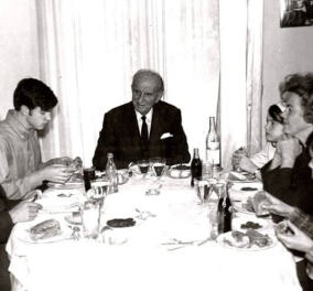 Vintage pic -  Πρωτοχρονιά 1966: Ο Νίκος Παπανδρέου με 3 Πρωθυπουργούς: Γεώργιο, Ανδρέα, Γιώργο - Σουβλάκια στο ρεβεγιόν