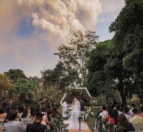 Γάμος με στάχτες: Το ζευγάρι παντρεύτηκε με φόντο την έκρηξη του ηφαιστείου - Φώτο & Βίντεο  