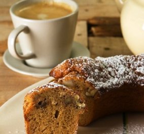 Ο Στέλιος Παρλιάρος παρουσιάζει το τέλειο συνοδευτικό για τον καφέ: Υγιεινό & πεντανόστιμο κέικ με μέλι & καρύδια