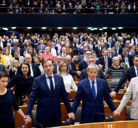 Μεγάλη συγκίνηση όταν οι ευρωβουλευτές ένωσαν τα χέρια τους & έψαλλαν το «αντίο» της Ευρώπης στη Βρετανία - Βίντεο 