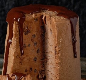 Ο Στέλιος Παρλιάρος μας ενθουσιάζει: Παρφέ σοκολάτας σε τούρτα - Η γεύση των παιδικών μας χρόνων με πλούσια σοκολατένια σος 
