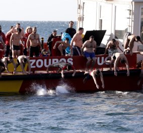 Θεοφάνεια: 20 «γενναίοι» άνδρες κολύμπησαν στα παγωμένα νερά του Θερμαϊκού - Ποιος έπιασε τον σταυρό; Φώτο & βίντεο  