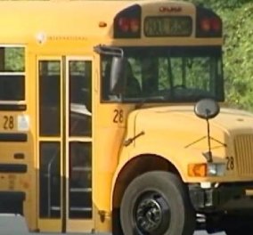 Αν έχετε γερά νεύρα δείτε το βίντεο: Ουρλιάζουν οι μαθητές καθώς εκτοξεύονται στον ουρανό του σχολικού λεωφορείου 