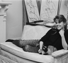 Vintage pics: H Jane Fonda μόλις 22 χρονών φωτογραφίζεται στη Νέα Υόρκη - Μαγειρεύει & παίζει με την γάτα της