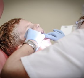 Νέα έρευνα: Το πολύ φθόριο βλάπτει το σμάλτο των δοντιών