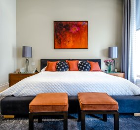 Σπύρος Σούλης: Το τέλειο ράφι-κρεμάστρα για το υπνοδωμάτιο που θα σας λύσει τα χέρια