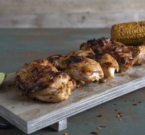 Άκης Πετρετζίκης: Για τους λάτρεις του καυτερού ετοιμάζει κοτόπουλο φιλέτο ψητό με τσίλι και λάιμ