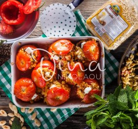 Τα γεμιστά αλλιώς - Η Ντίνα Νικολάου ετοιμάζει ντομάτες γεμιστές με μανεστράκι, αμύγδαλα & δυόσμο