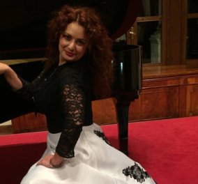 Κορωνοϊός - Κατερίνα τραγούδα: Η Ελληνίδα σοπράνο εμψυχώνει στην Τοσκάνη όπου ζει τους Ιταλούς με άριες από το μπαλκόνι της (Βίντεο) 