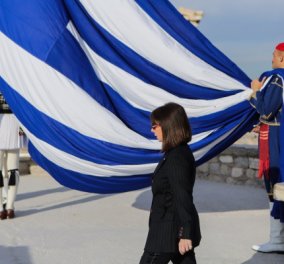 Η πρόεδρος της Δημοκρατίας, Κατερίνα Σακελλαροπούλου στην έπαρση της ελληνικής σημαίας στην Ακρόπολη – Ύψιστος συμβολισμός 