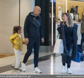 Ο αγαπημένος φωτογράφος Δημήτρης Σκουλός με τη σύζυγο του Τζέλα και την κόρη τους πρόλαβαν την τελευταία μέρα των εκπτώσεων (Φωτό)  
