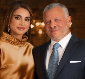 Η Βασίλισσα Ράνια της Ιορδανίας ιδανικό μοντέλο για την μάξι μπλε - ρουά φούστα με το χρυσαφί μπρονζέ πουκάμισο