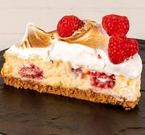 Αυτό το γλυκό θα... στοιχειώσει το Σαββατοκύριακό σας! Απολαυστικό cheesecake με λευκή σοκολάτα και raspberries από τον Άκη Πετρετζίκη (βίντεο)