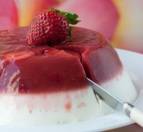 Υπέροχο γλυκό γιαούρτι με ζελέ φράουλας από τον Στέλιο Παρλιάρο 