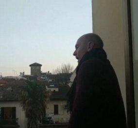 Όλος ο πλανήτης χειροκρότει τον Ιταλό τενόρο που τραγουδά  «Vincero» από την βεράντα του με θέα την υπέροχη Φλωρεντία 