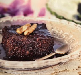 Καρυδόπιτα με σιρόπι σοκολάτας: Ένα γλυκό - πειρασμός από την Αργυρώ Μπαρμπαρίγου 