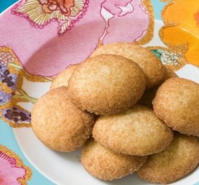 Ο Στέλιος Παρλιάρος φτιάχνει πεντανόστιμα, τραγανά cookies polvorones με αλεύρι ολικής άλεσης