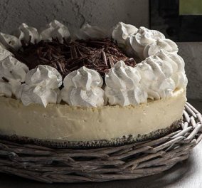 Ο Άκης Πετρετζίκης φτιάχνει υπέροχη τούρτα λευκής σοκολάτας