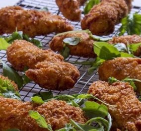 Ο Άκης Πετρετζίκης φτιάχνει υπέροχα σνίτσελ κοτόπουλου  - Το απόλυτο finger food