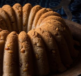 Νηστίσιμο & υπέροχο γλυκό: Σιμιγδαλένιος χαλβάς με σιρόπι μελιού από τον Στέλιο Παρλιάρο