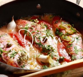 H υπέροχη Ντίνα Νικολάου μας ετοιμάζει ένα απίστευτο πιάτο: Μπαρμπούνια στο τηγάνι με ντομάτα & κάππαρη