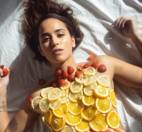 Αυτό είναι το outfit των ημερών – Ξαπλώνετε & βάζετε λεπτοκομμένες φέτες πορτοκαλιού για boost με βιταμίνη C