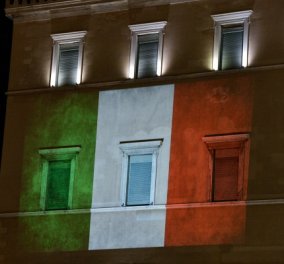 Νυχτερινά πλάνα: Η Ιταλική σημαία στην πρόσοψη της Βουλής – Τιμητική αλλαγή φρουράς των Ευζώνων 