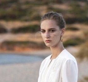 Ροζάνα Γεωργίου: Η Ελληνο-ολλανδέζα καλλονή, το μοντέλο για τη νέα κολεξιόν της Zeus & Dione (Φωτό) 