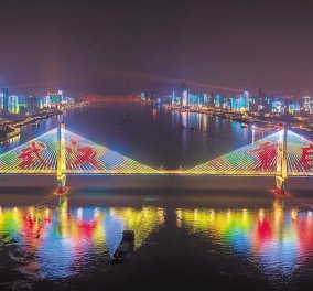Φως στο τούνελ του κορωνοϊού; Η Wuhan ξαναβγήκε στους δρόμους - Φωταψίες, κόσμος, αλλά & μάσκες (φωτό - βίντεο)