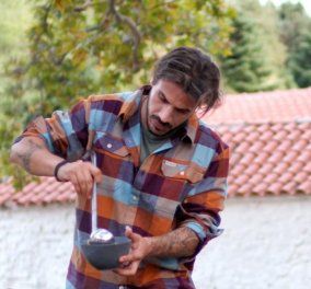 Ο Άκης Πετρετζίκης μας φτιάχνει χταπόδι με κοφτό μακαρονάκι, την πιο νόστιμη συνταγή του!