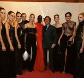 Θεαματικά φινάλε των επιδείξεων μόδας του Βαλεντίνο – Διάσημα μοντέλα τον αγκάλιαζαν στο τέλος του catwalk (φωτό)