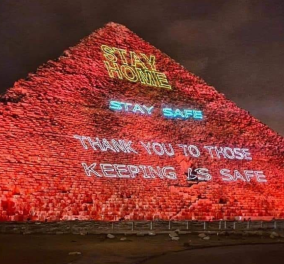Κορωνοϊός - Αίγυπτος: Κατακόκκινη εντυπωσιακή η Πυραμίδα του Χέοπα - «Μείνετε σπίτι, μείνετε ασφαλείς» (φωτό)