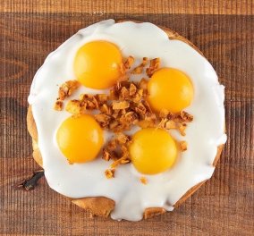 Νομίζετε ότι είναι απλώς... τηγανητά αβγά; Και όμως είναι ένα πρωτότυπο κέικ από τα χεράκια του Άκη Πετρετζίκη! - Δείτε πως θα το φτιάξετε κι εσείς (βίντεο)