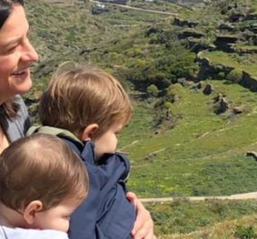 H υπουργός Παιδείας Νίκη Κεραμέως τον Λουκά και τον Κωνσταντίνο: Δείχνει στα παιδιά της πώς να τσουγκρίζουν αυγά 
