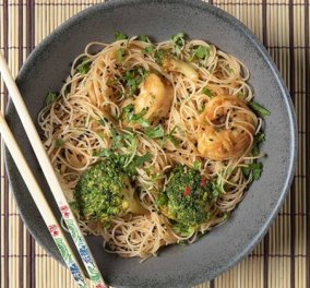 Healthy συνταγή από τον Άκη Πετρετζίκη -  Noodles με γαρίδες και μπρόκολο (βίντεο) 