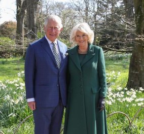  Ο πρίγκιπας Κάρολος & η Καμίλα του γιορτάζουν 15 χρόνια γάμου - Το στυλ Ralph Lauren country για την επίσημη φωτό 