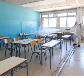 Καρέ – καρέ η απολύμανση σε όλους τους σχολικούς χώρους της Ελλάδος δύο μέρες πριν ανοίξουν τα Λύκεια (Φωτό) 