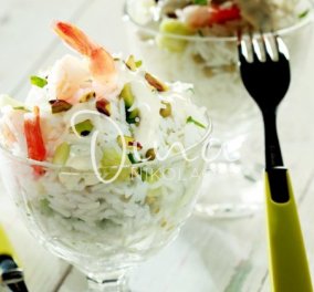 Η Ντίνα Νικολάου μας φτιάχνει απίθανη, εύκολη και δροσερή σαλάτα με γαρίδες, αρακά & σως γιαουρτιού με κάρι  