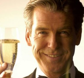 Pierce Brosnan: Ο πιο γοητευτικός James Bond έκλεισε τα 67 - Τρυφερό φιλί από τον μεγάλο του έρωτα & ένα ποτήρι σαμπάνια (φωτό)