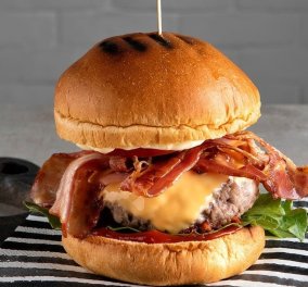 Παγκόσμια Ημέρα Burger σήμερα & ο Άκης Πετρετζίκης μάς ετοιμάζει το πιο λαχταριστό cheeseburger!