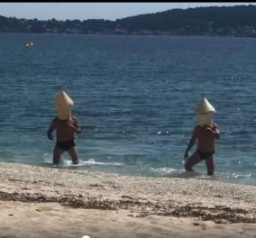 Κορωνοϊός: Δύο Γάλλοι φίλοι μεταμφιέστηκαν σε σημαδούρες για να κολυμπήσουν & να σπάσουν την καραντίνα (φωτό - βίντεο)