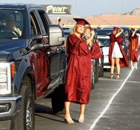 Βρήκαν την λύση: Αποφοίτησαν με τήβεννο στο Λας Βέγκας πάνω σε πίστα αγώνων αυτοκίνητων – Δείτε φωτό & βίντεο