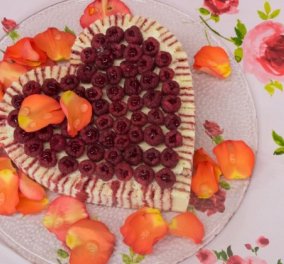 Στέλιος Παρλιάρος: Μας φτιάχνει θεϊκή τούρτα με λικέρ τριαντάφυλλο - Σκέτη απόλαυση (βίντεο)