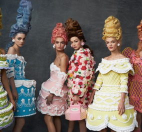 Ζαχαροπλάστης ή σχεδιαστής μόδας: Ο Jeremy Scott έφτιαξε φουστάνια – τούρτες για να γλυκάνει τις γυναίκες μετά τον κορωνοϊό (φωτό)