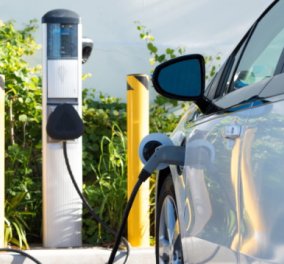 Τι προβλέπει το νομοσχέδιο για επιδότηση 5.000 ευρώ στα ηλεκτρικά αυτοκίνητα – Φορολογικά κίνητρα & δωρεάν στάθμευση  