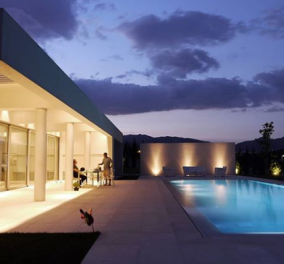 Αυτά τα σπίτια με τις μυθικές πισίνες υπάρχουν κάπου στην Ελλάδα με δημιουργούς το αρχιτεκτονικό γραφείο ISV (φωτό)
