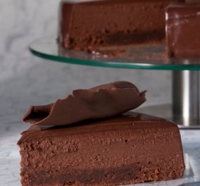 Ο μετρ της ζαχαροπλαστικής Στέλιος Παρλιάρος ανανεώνει την πιο κλασική τούρτα όλων των εποχών, τη σοκολατίνα - Μοναδικό αποτέλεσμα